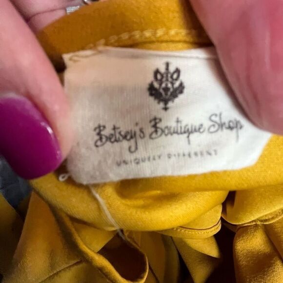 NWT Betsey’s Boutique gold blouse small - Picture 4 of 5